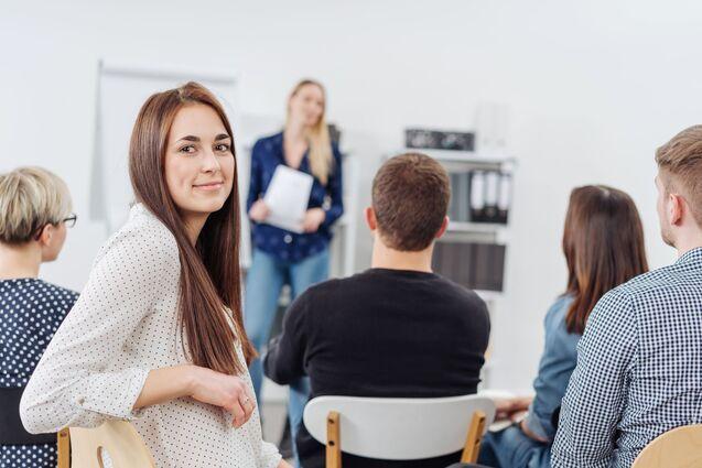 Vorträge, Workshops und Seminare in der TV48 Akademie Mehrere Teilnehmer eines Workshops lauschen gespannt dem Vortrag einer Referentin.