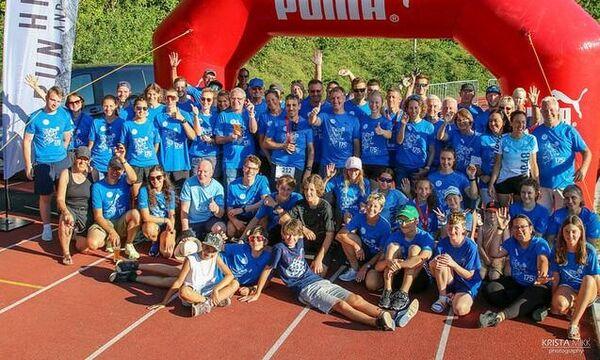Gruppenfoto von Helfern in blauen Helfershirts