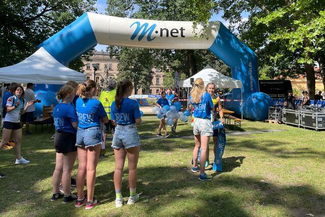 Helfer vor dem mNet-Zielbogen im Erlanger Schlossgarten