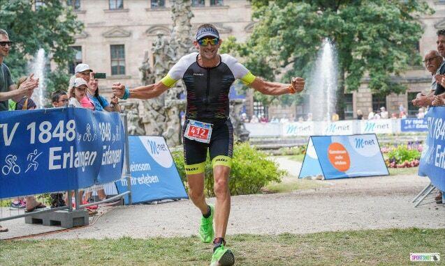 Foto eines Triathlethen beim Zieleinlauf