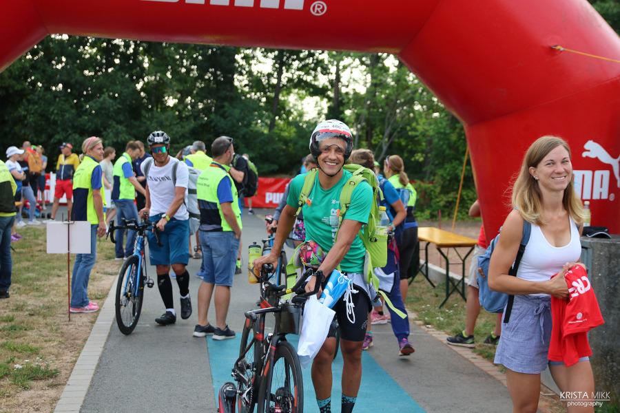Foto: Triathleten mit Rennrädern