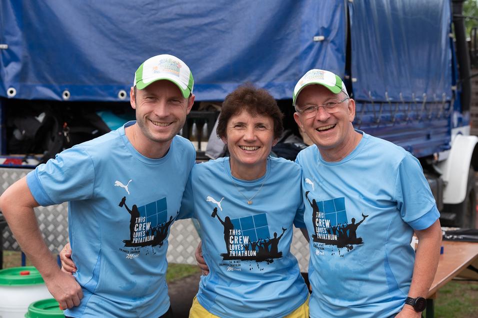 Gruppenfoto von drei Helfenden des Erlanger Triathlon