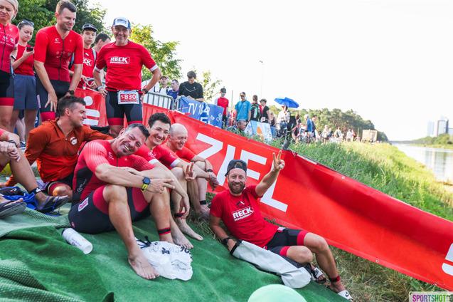 Gruppenfoto von Athleten undHelfern am Ufer des Europakanal in Erlangen