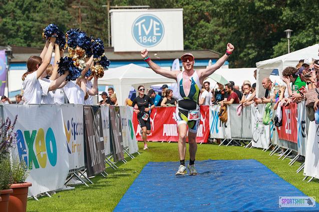Foto eines Athleten im Zieleinlauf