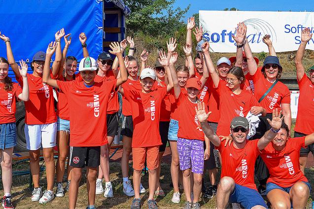 Jubelnde Crew-Personen in roten Crew-Shirts