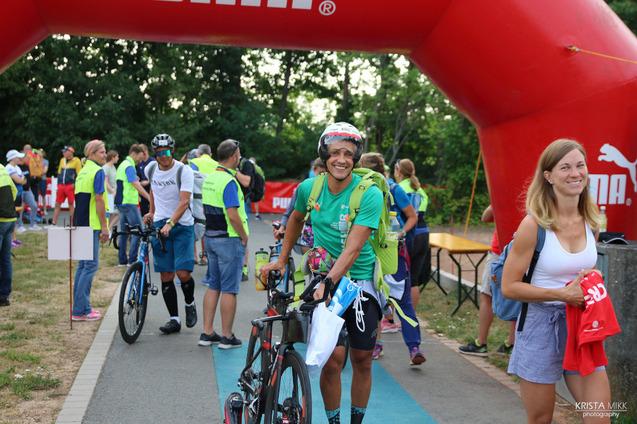 Foto: Triathleten mit Rennrädern