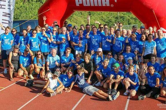 Gruppenfoto von Helfern in blauen Helfershirts
