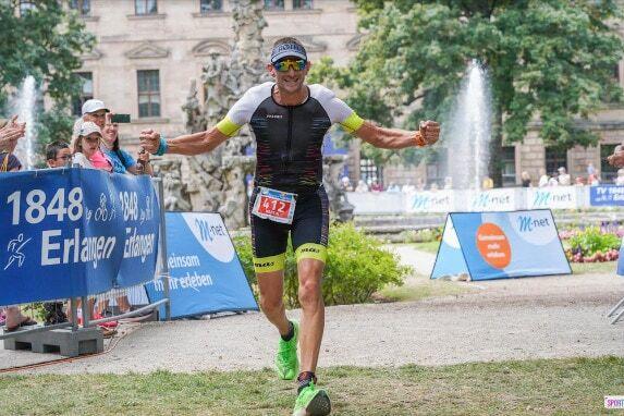 Foto eines Triathlethen beim Zieleinlauf