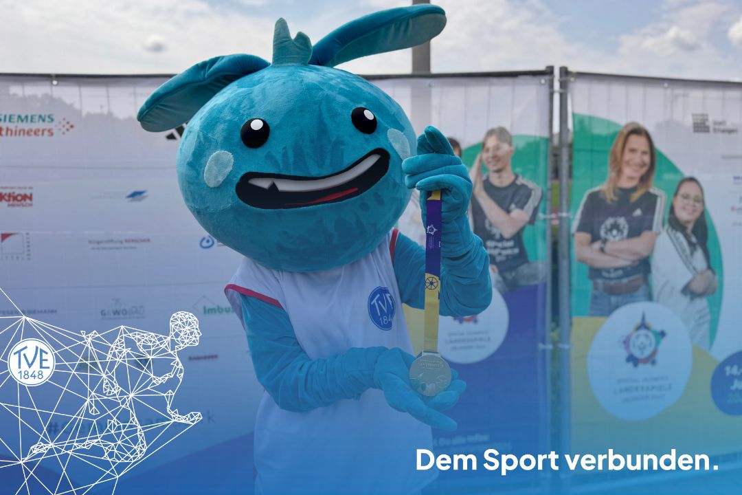 Das Turnerla präsentiert die Goldmedaille.