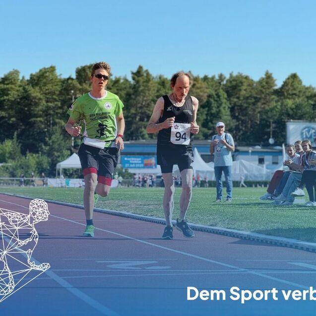 Zwei Läufer auf der Laufbahn