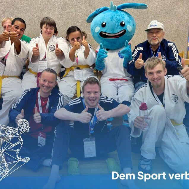 Klaus Lohrer mit seinem ID-Judo-Team und dem Turnerla. Klaus Lohrer mit seinem ID-Judo-Team und dem Turnerla.