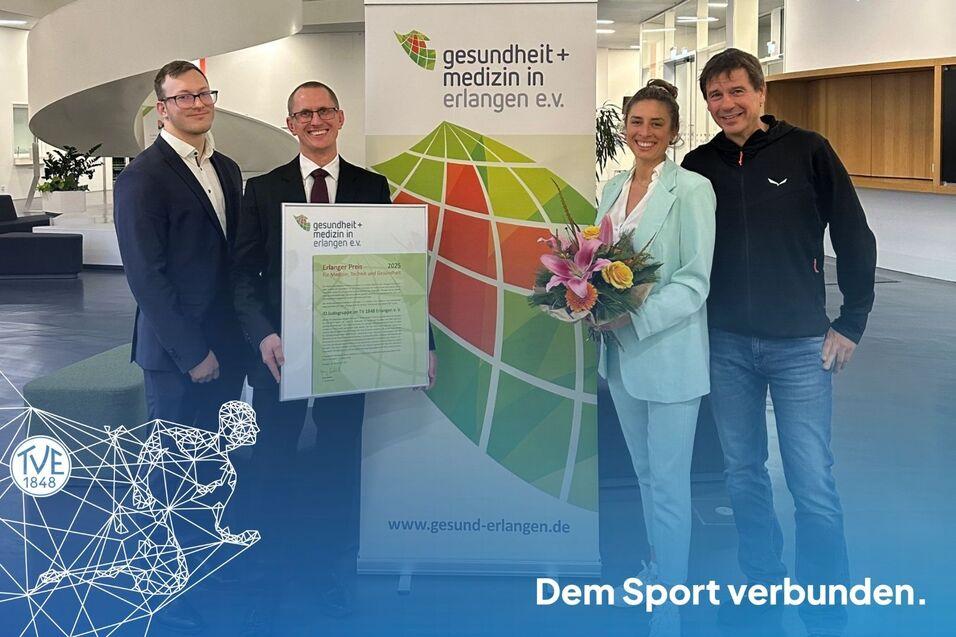 Die Delegation des Turnvereins pr&auml;sentiert ihre Urkunde.