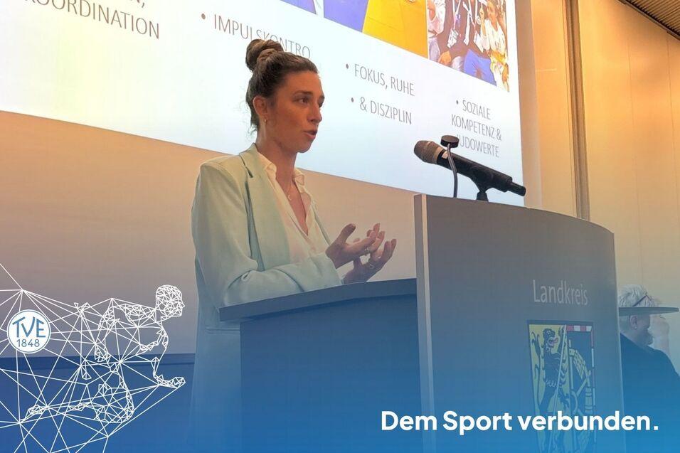 Marina M&uuml;ller am Rednerpult.