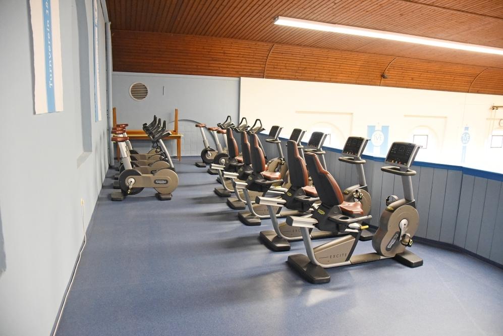 Cardiogeräte der Jahnhalle Mehrere Cardiogeräte stehen in der Jahnhalle in einer Reihe.