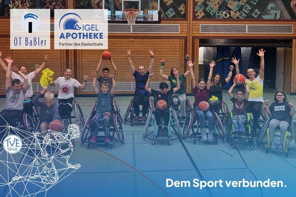 Die Teilnehmenden des Rollstuhlbasketball-Angebots posieren für ein Gruppenfoto. Die Teilnehmenden des Rollstuhlbasketball-Angebots posieren für ein Gruppenfoto.
