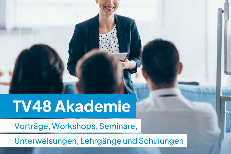 TV48 Akademie - Veranstaltungen und Workshops Eine Person hält einen Vortrag vor einer Gruppe von Zuhörern, während sie auf einem Tablet spricht, mit dem Text "TV48 Akademie" im Vordergrund.