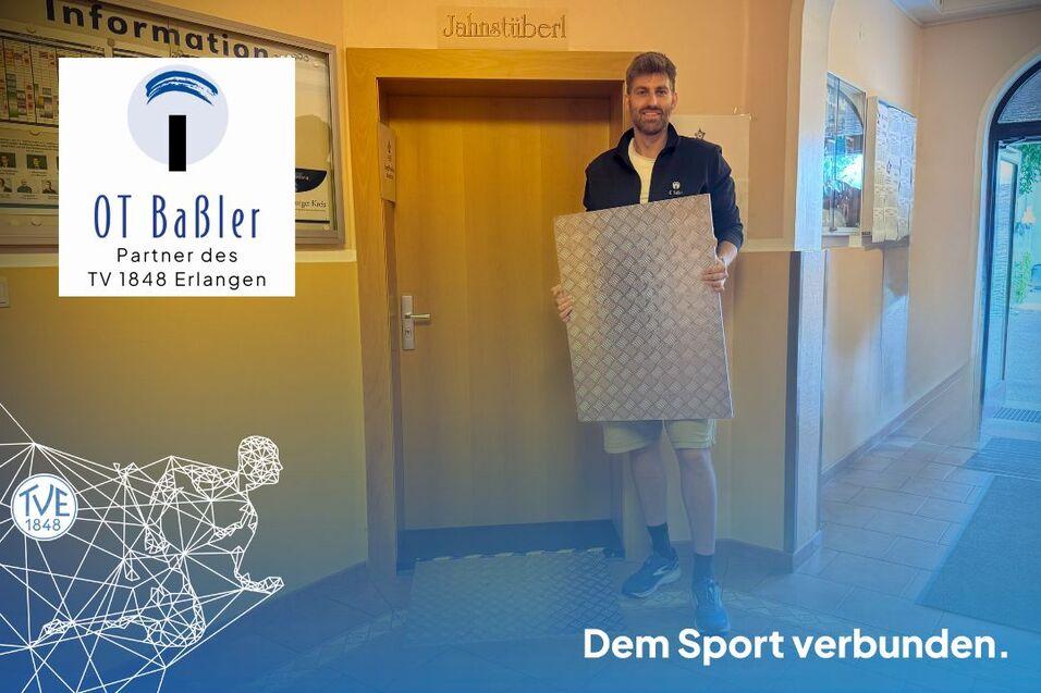 Wolfgang Kirsch von unserem Partner OT Baßler präsentiert die maßangefertigten Rampen vor dem Jahnstüberl. Wolfgang Kirsch von unserem Partner OT Baßler präsentiert die maßangefertigten Rampen vor dem Jahnstüberl.