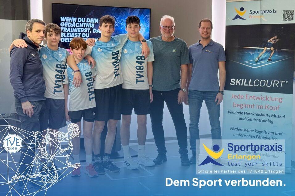 Joachim Morbach, die vier Triathlon-Jungs, Dr. Guido Lehnert und Tobias Nassal stehen vor dem Skillcourt. Joachim Morbach, die vier Triathlon-Jungs, Dr. Guido Lehnert und Tobias Nassal stehen vor dem Skillcourt.