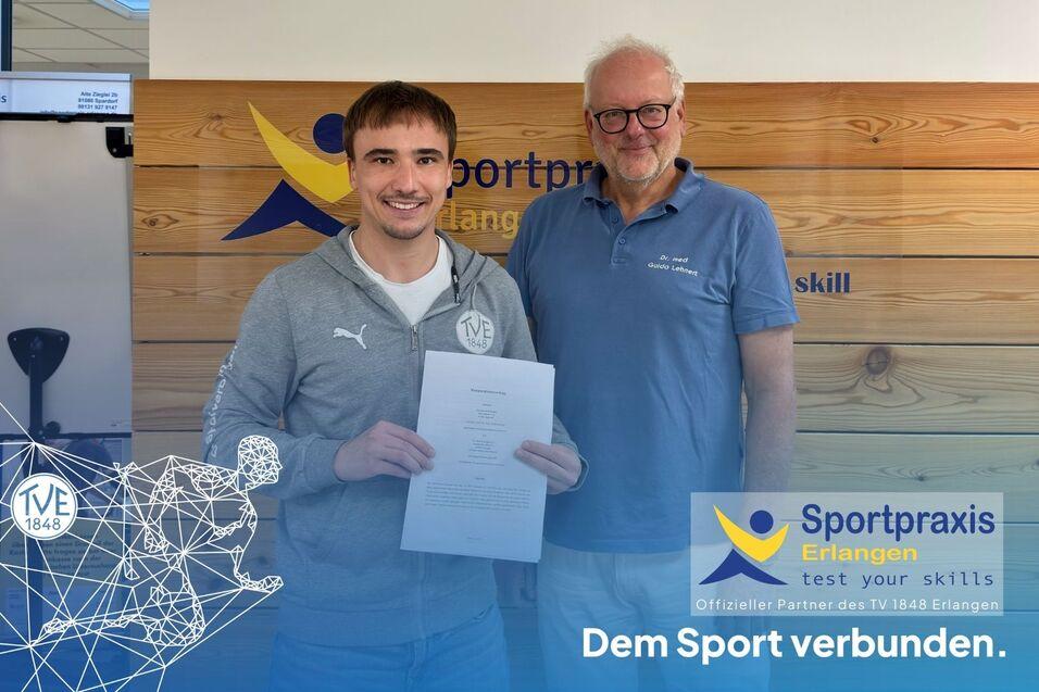 Vereinsmanager Jonathan Lorenz und Inhaber der Sportpraxis Erlangen Dr. Guido Lehnert pr&auml;sentieren den Kooperationsvertrag