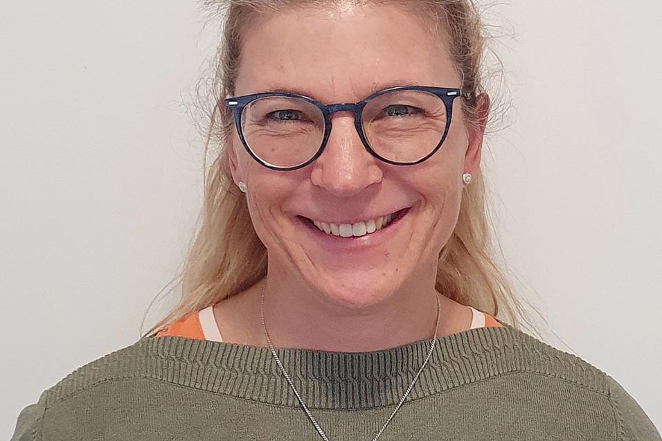 Vertrauensperson Doris Schmidt Porträt von Doris Schmidt, Vertrauensperson beim TV48. Sie lächelt in die Kamera und trägt eine Brillen und ein grünes Oberteil.
