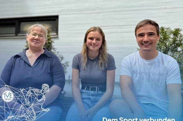 Julie Mucha freut sich &uuml;ber ihre bestandene Ausbildung mit Uta Richter und Jonathan Lorenz.
