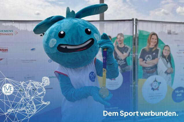 Das Turnerla pr&auml;sentiert die Medaillen.