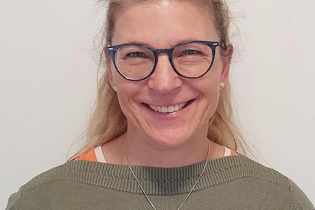 Portr&auml;t von Doris Schmidt, Vertrauensperson beim TV48. Sie l&auml;chelt in die Kamera und tr&auml;gt eine Brillen und ein gr&uuml;nes Oberteil.