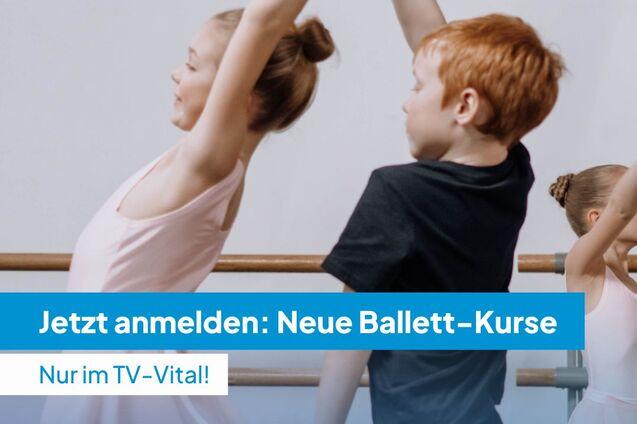 Zwei Kinder tanzen Ballett und halten sich dabei an den Händen.