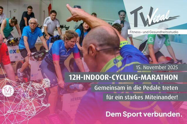 Ein Indoor-Cycling-Instructor vor einer Gruppe Indoor-Cycling-Teilnehmer.