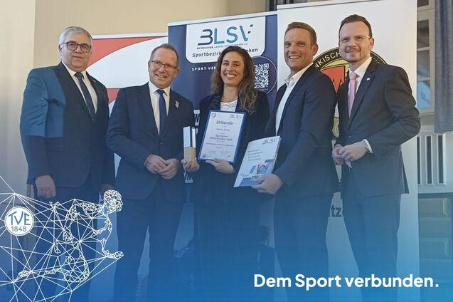 Marina Müller präsentiert ihre Urkunde.