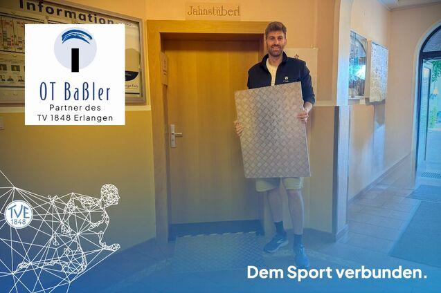 Wolfgang Kirsch von unserem Partner OT Baßler präsentiert die maßangefertigten Rampen vor dem Jahnstüberl.