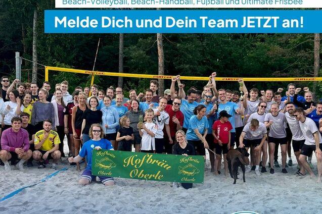 Gruppe von Teilnehmern bei den TV 48 Quattro Games auf einem Beachvolleyball Platz.