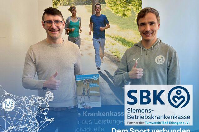 Zwei Personen, jeweils ein Vertreter von SBK und einer vom TV48 Erlangen, stehen zusammen und zeigen jeweils einen Daumen hoch.