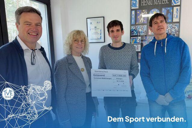 Frank Hofmann und Adelheid Marscheider überreichen den Spendenscheck an Florian Sander und Jörg Bergner