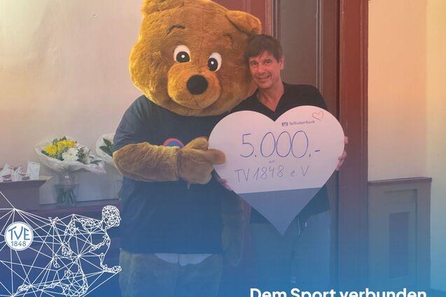 Jörg Bergner bekam von der VR Teilhaberbank 5.000 € für das Kinderbewegungszentrum überreicht