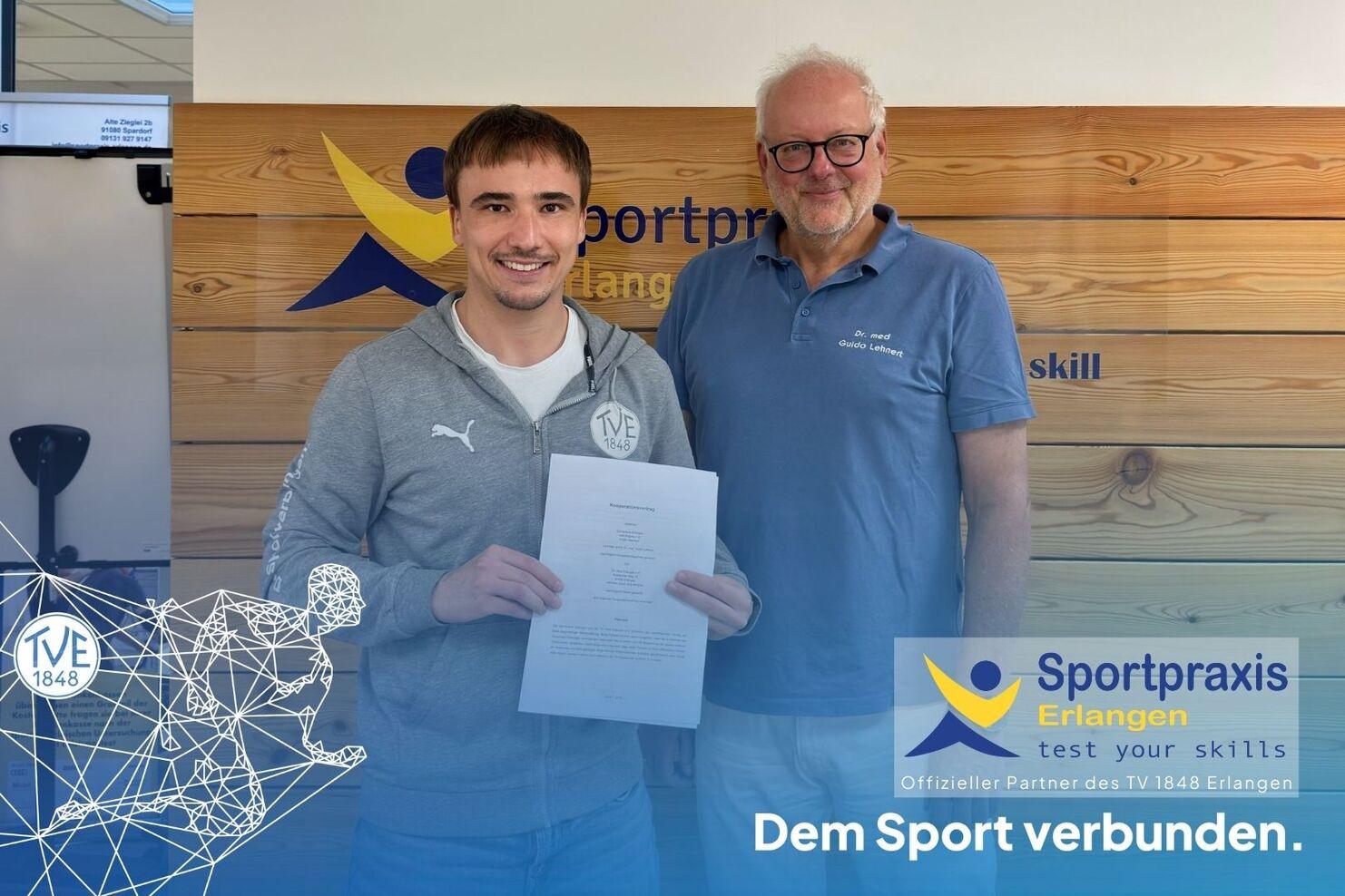 Vereinsmanager Jonathan Lorenz und Inhaber der Sportpraxis Erlangen Dr. Guido Lehnert präsentieren den Kooperationsvertrag