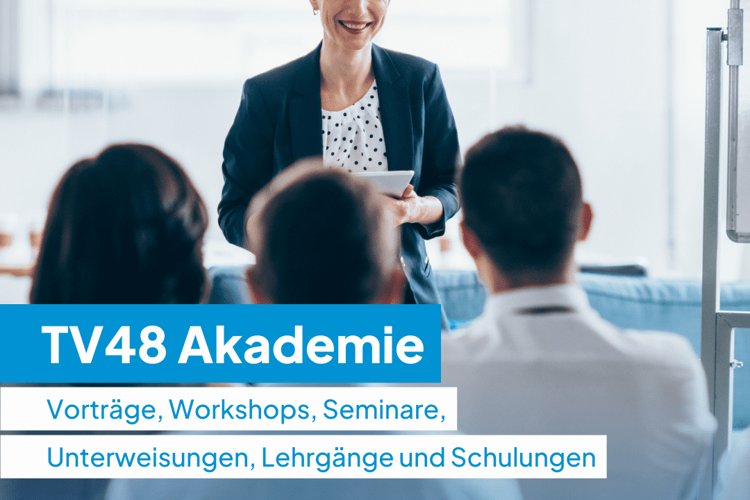 TV48 Akademie - Veranstaltungen und Workshops Eine Person hält einen Vortrag vor einer Gruppe von Zuhörern, während sie auf einem Tablet spricht, mit dem Text "TV48 Akademie" im Vordergrund.