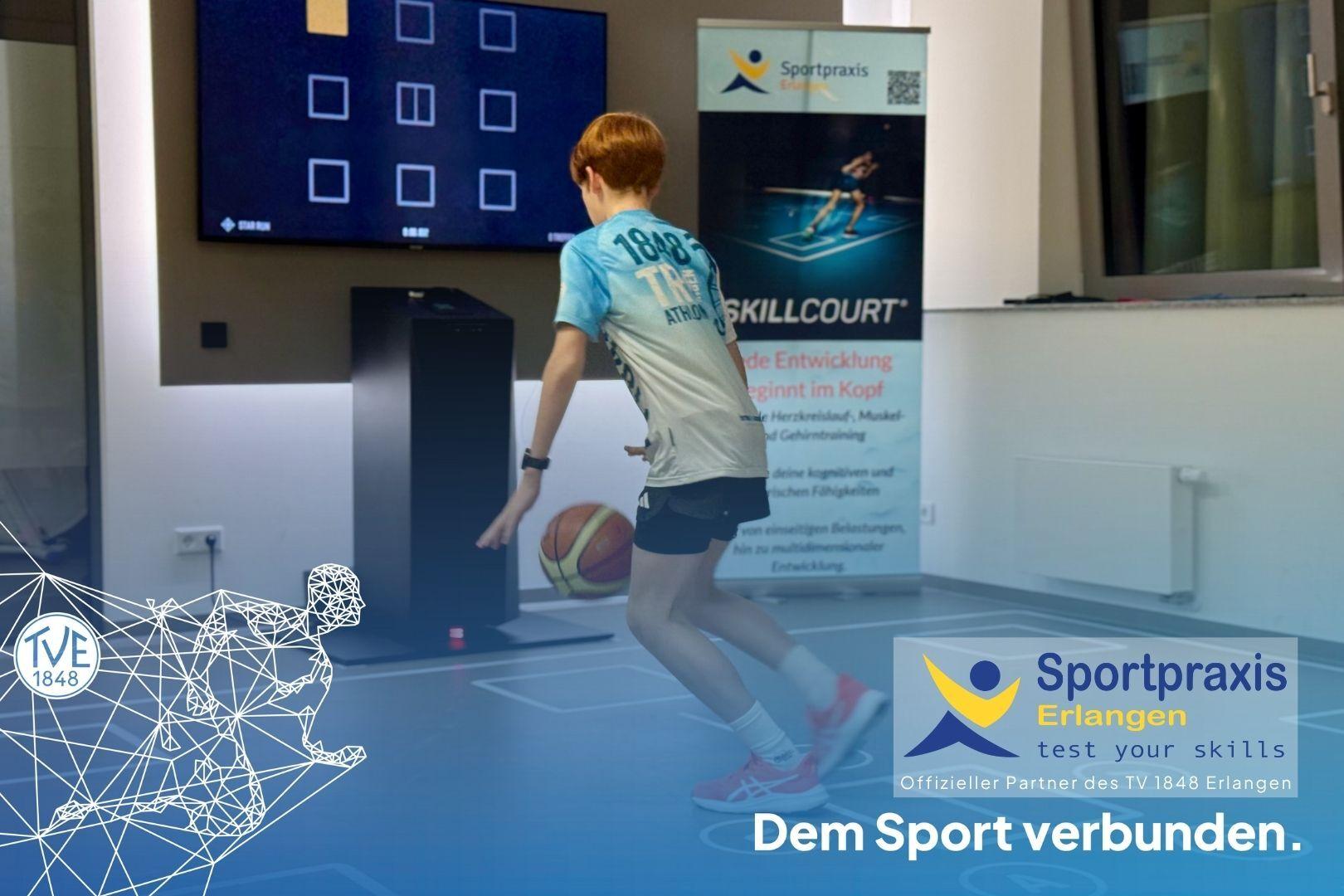 Ole von den Triathleten spielt Basketball auf dem Skillcourt.