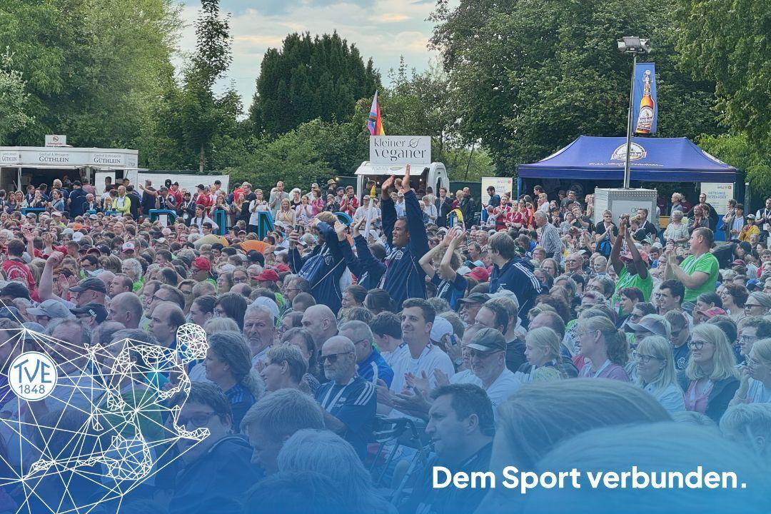 Jubelnde Judokas bei der Eröffnungsfeier. Jubelnde Judokas bei der Eröffnungsfeier.