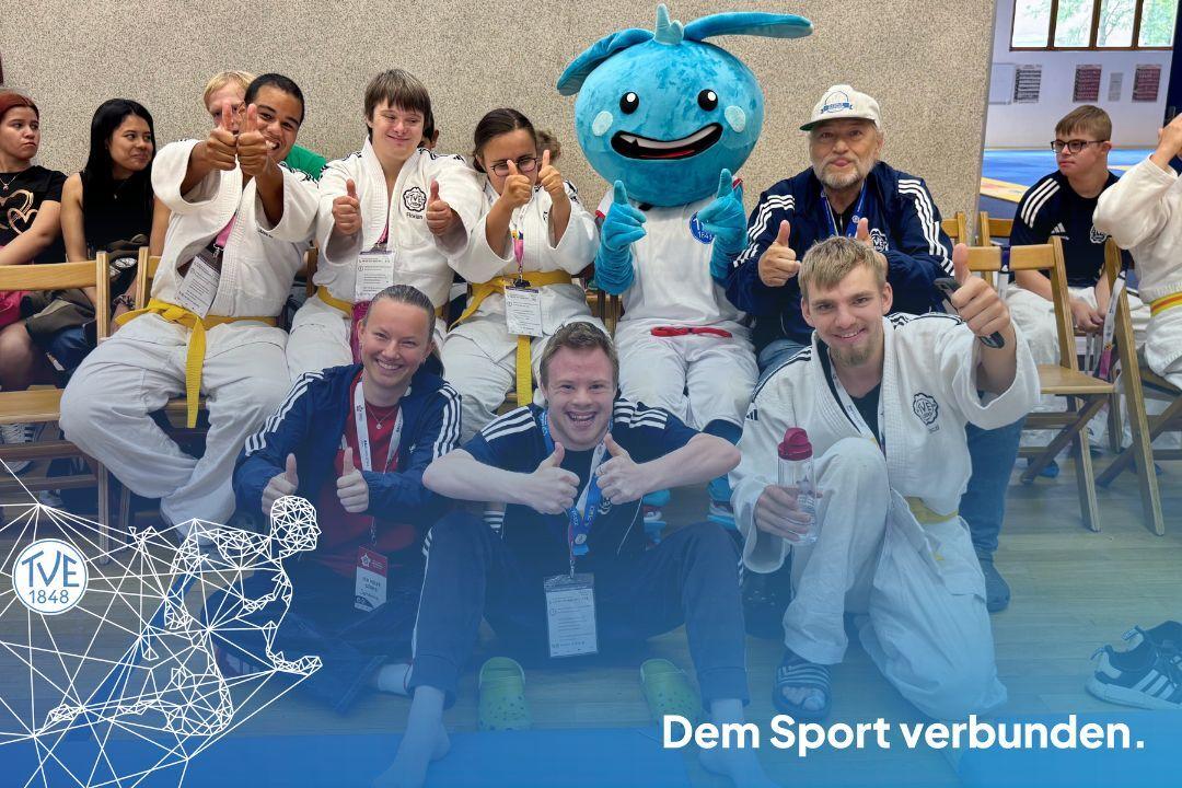 Klaus Lohrer mit seinem ID-Judo-Team und dem Turnerla. Klaus Lohrer mit seinem ID-Judo-Team und dem Turnerla.