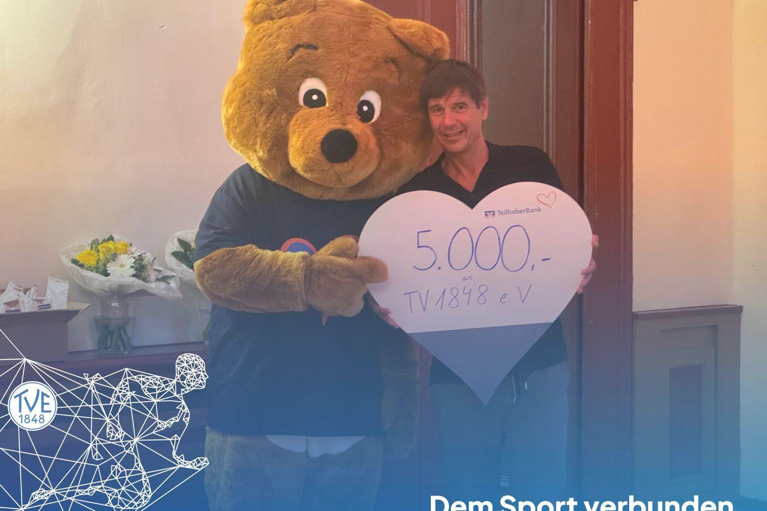 Jörg Bergner bekam von der VR Teilhaberbank 5.000 € für das Kinderbewegungszentrum überreicht Jörg Bergner bekam von der VR Teilhaberbank 5.000 € für das Kinderbewegungszentrum überreicht