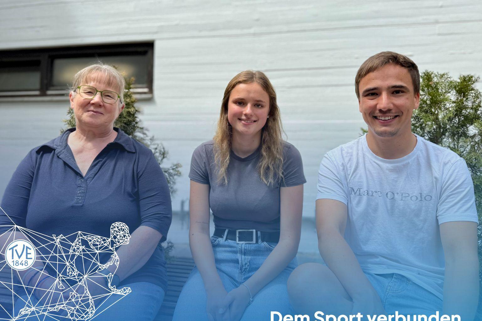 Julie Mucha freut sich über ihre bestandene Ausbildung mit Uta Richter und Jonathan Lorenz. Julie Mucha freut sich über ihre bestandene Ausbildung mit Uta Richter und Jonathan Lorenz.