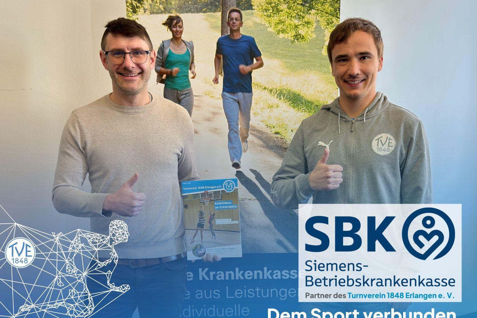 SBK Partnerschaft Zwei Personen, jeweils ein Vertreter von SBK und einer vom TV48 Erlangen, stehen zusammen und zeigen jeweils einen Daumen hoch.