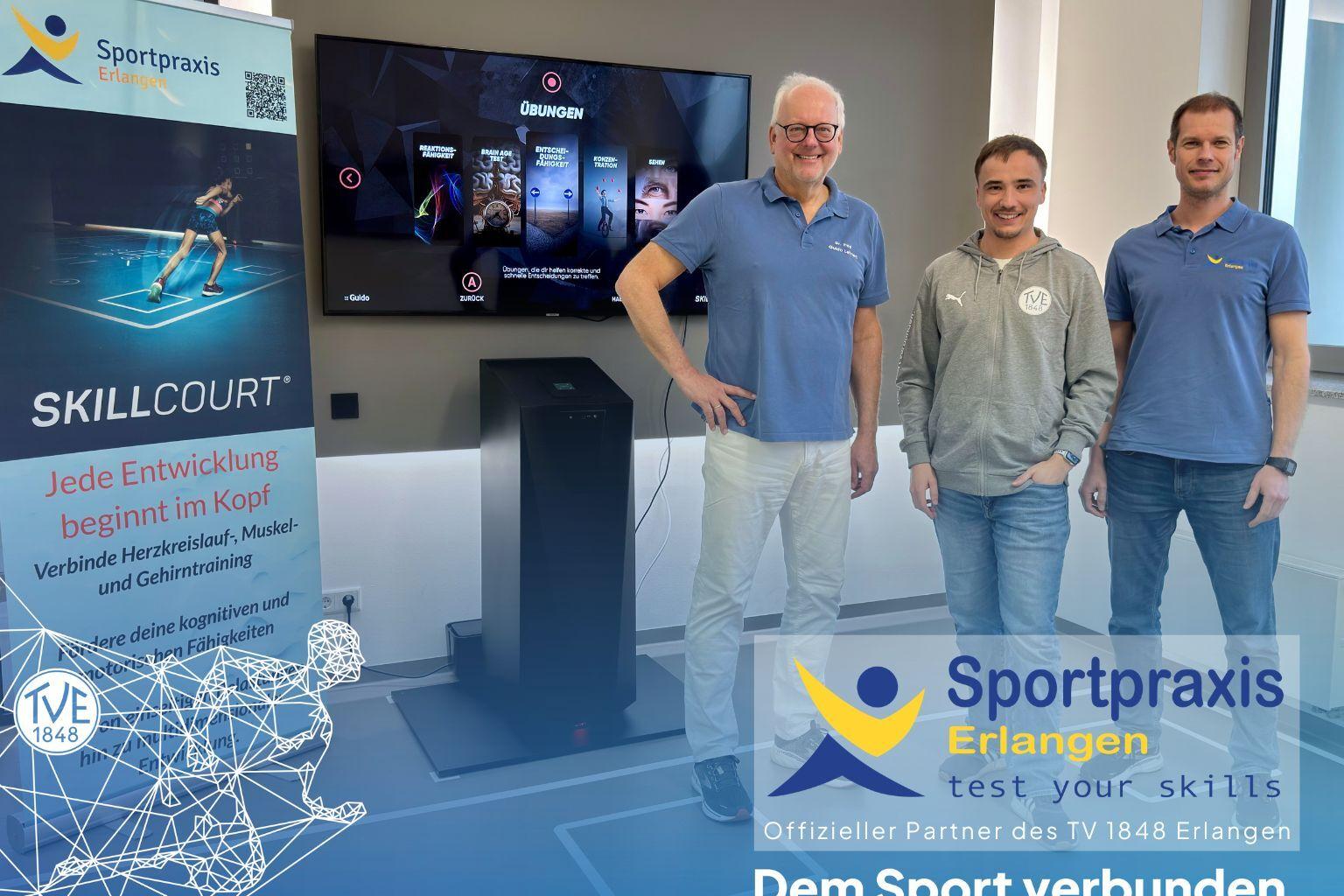 Vertragsverlängerung Sportpraxis Erlangen Drei Männer stehen nebeneinander und symbolisieren die Zusammenarbeit zwischen TV48 und der Sportpraxis Erlangen.