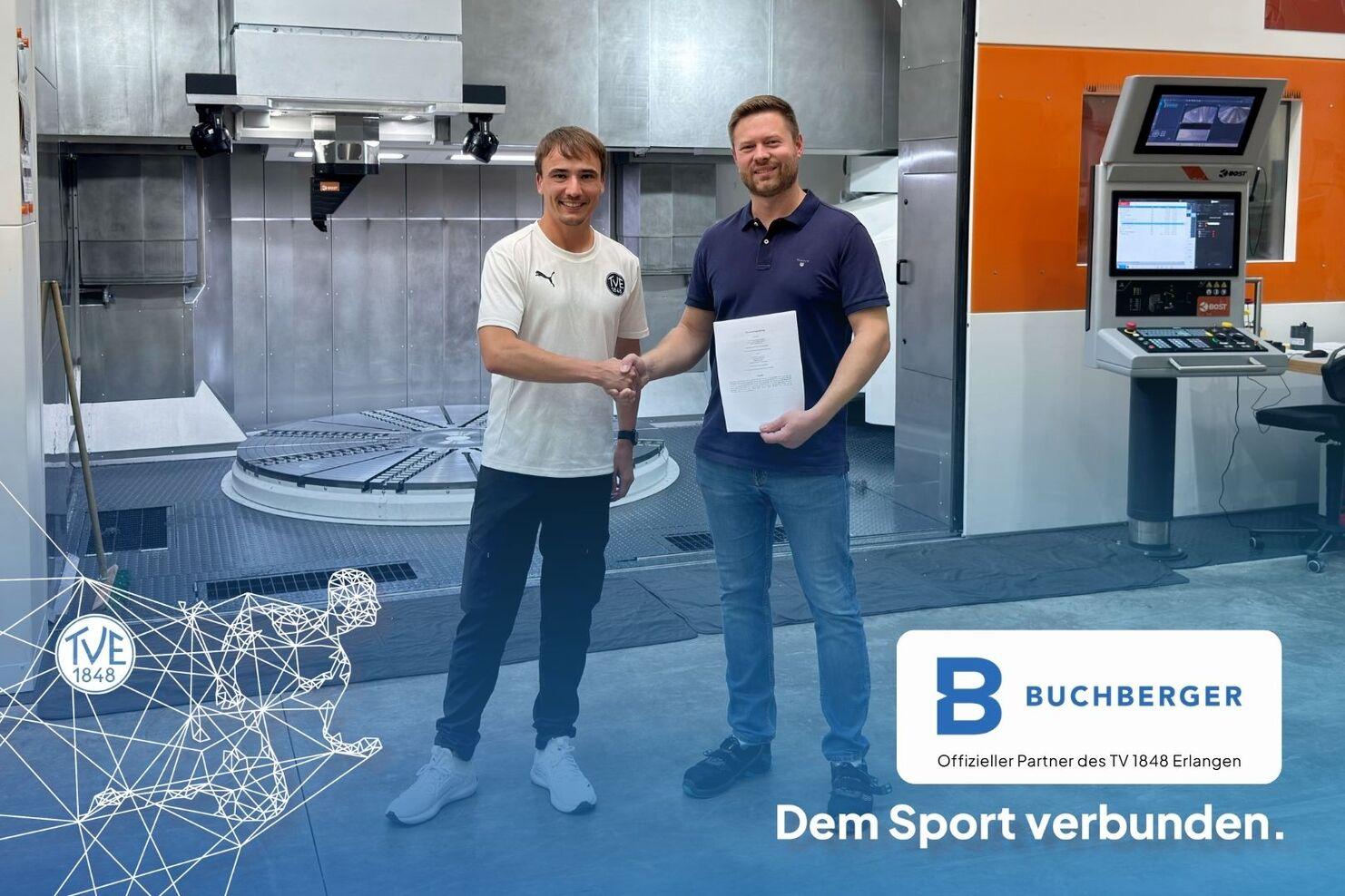 Vertragsunterzeichnung: Michael Buchberger (rechts) und Jonathan Lorenz (links) besiegeln die Partnerschaft zwischen der Buchberger GmbH und dem Turnverein mit einem Handschlag.