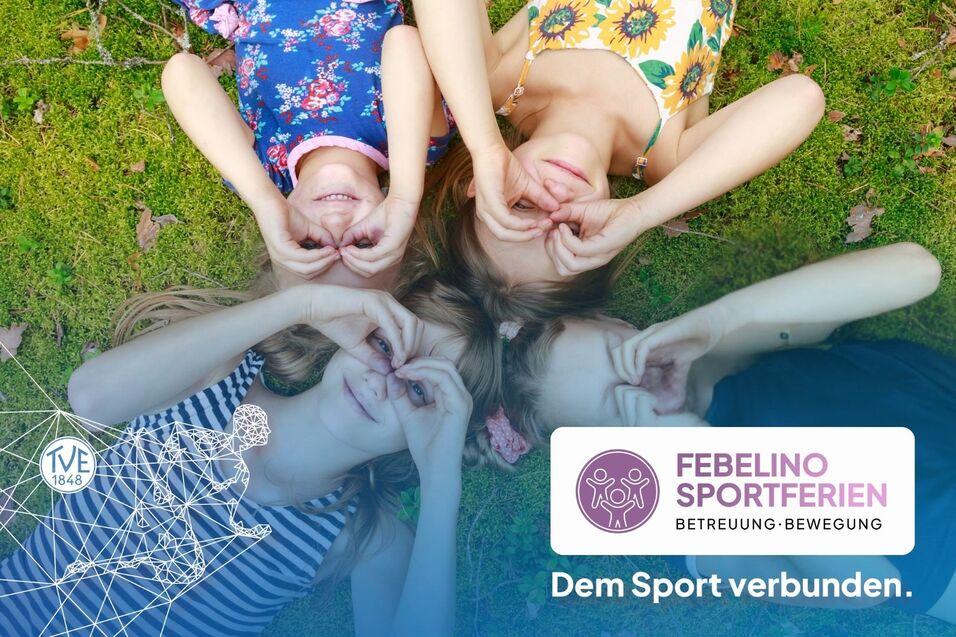 Vier Kinder liegen auf dem R&uuml;cken auf einer Wiese.
