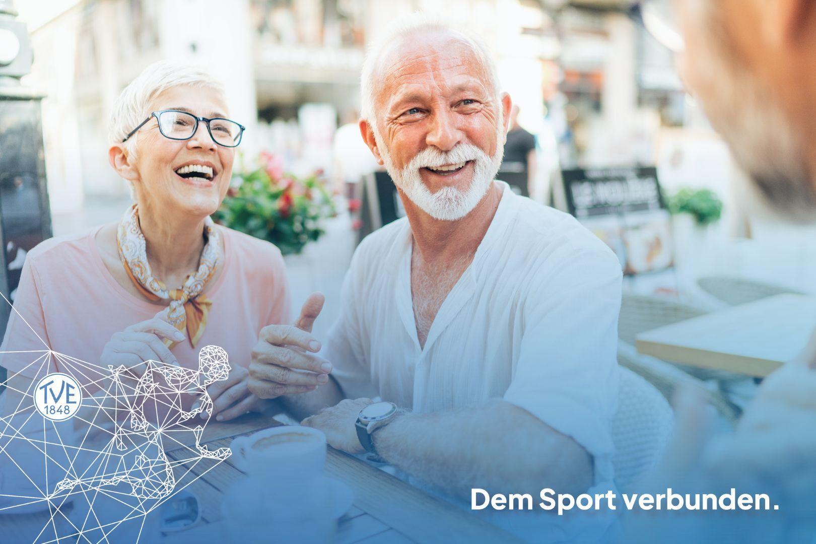 Eine Seniorin und ein Senior trinken Kaffee Eine Seniorin und ein Senior trinken Kaffee