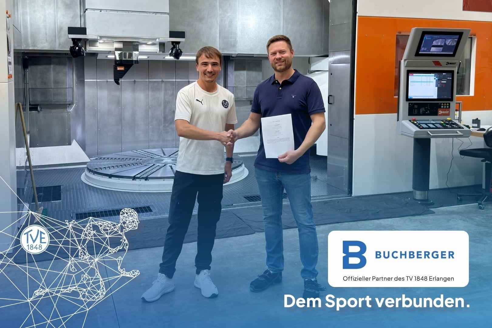 Vertragsunterzeichnung: Michael Buchberger (rechts) und Jonathan Lorenz (links) besiegeln die Partnerschaft zwischen der Buchberger GmbH und dem Turnverein mit einem Handschlag. Vertragsunterzeichnung: Michael Buchberger (rechts) und Jonathan Lorenz (links) besiegeln die Partnerschaft zwischen der Buchberger GmbH und dem Turnverein mit einem Handschlag.