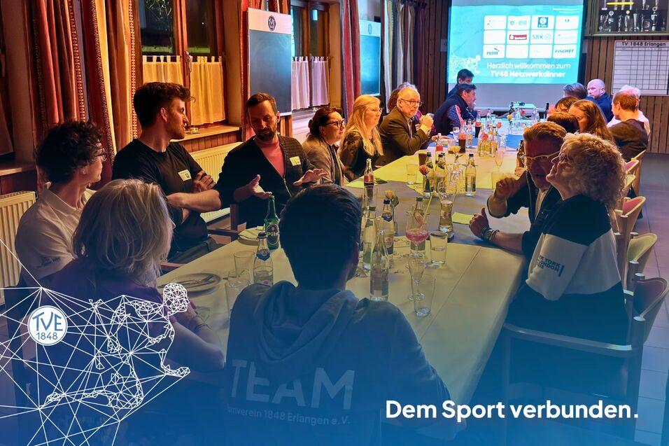 Die Sponsoren sitzen zum Abendessen in der Kegelstube in der Jahnhalle