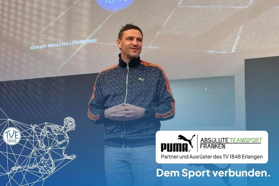 Stefan Wilk (PUMA) begr&uuml;&szlig;t die TV 48-Delegation